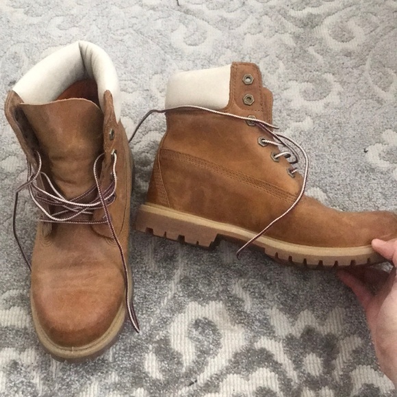 Leather tan and white women Timberland boots - Picture 3 of 8
